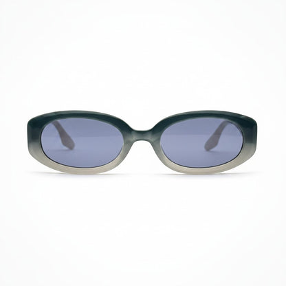 Moodi Alice gafas de sol ovaladas de acetato con lentes tintadas azules y montura degradada gris y blanca.