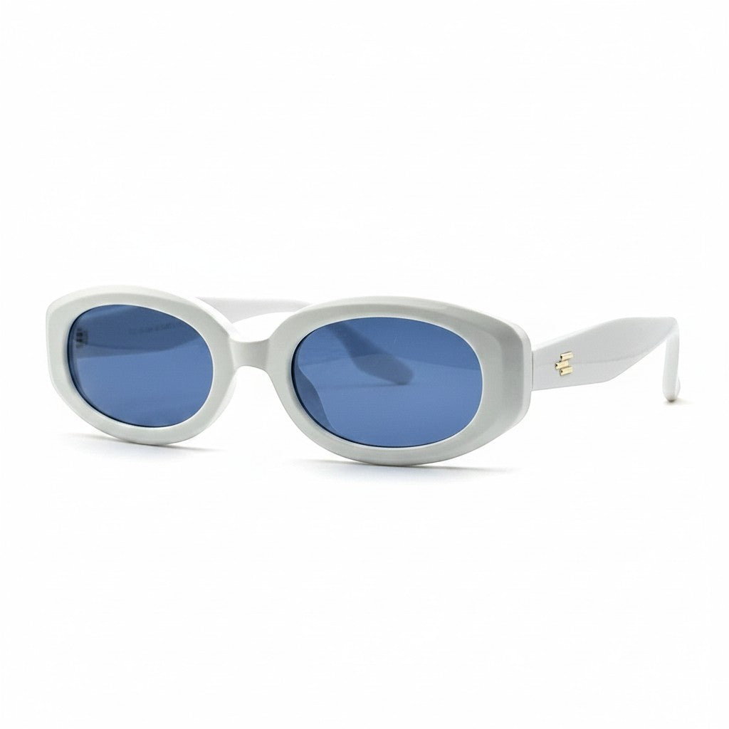 Gafas de sol Moodi Alice de acetato blanco con montura ovalada y lentes tintadas azules. Protección UV400.