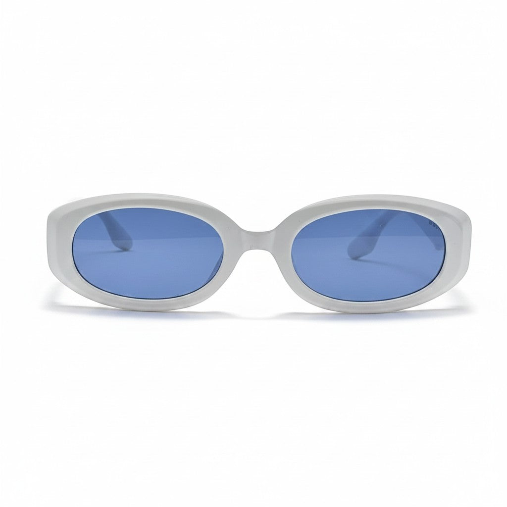 Gafas de sol Moodi Alice de acetato blanco con montura ovalada y lentes tintadas azules.